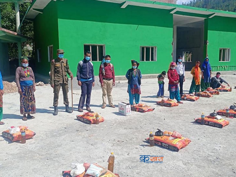 सामुदायिक रेडियोले बाँड्यो ५० विपन्न परिवारलाई राहत सामग्री